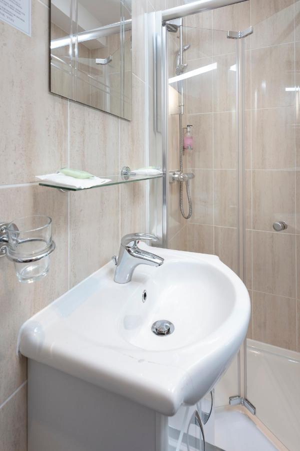 The R Inn Hotel Desborough Екстериор снимка